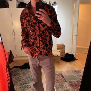 Levis over shirt - Sällsynt over shirt från Levi's "Fresh Leaves" kollektion, skapad i samarbete med Justin Timberlake. Stilfull och unik, i storlek Large. Observera att en knapp saknas, men detta tar inte bort från jackans unika charm.