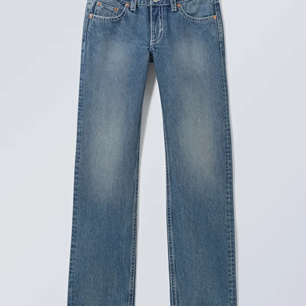Jätte fina jeans som tyvärr blivit för stora💕 skicka om ni vill ha fler bilder . Jeans & Byxor.