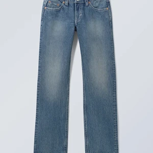 Weekday arrow low jeans 26/34 - Jätte fina jeans som tyvärr blivit för stora💕 skicka om ni vill ha fler bilder 