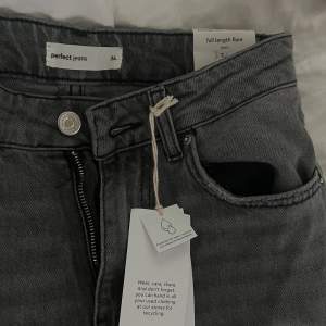 Jätte snygga jeans från Gina Tricot, helt oanvända då dom både är för korta och för små på mig🤎 Lappar och allting är kvar