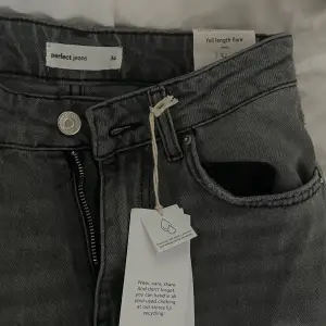Jätte snygga jeans från Gina Tricot, helt oanvända då dom både är för korta och för små på mig🤎 Lappar och allting är kvar