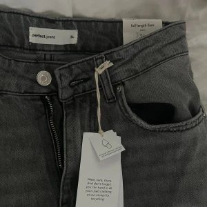 Full length flare jeans - Jätte snygga jeans från Gina Tricot, helt oanvända då dom både är för korta och för små på mig🤎 Lappar och allting är kvar