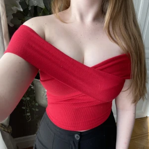 Röd off-shoulder topp | FashionNova - En ascool röd off-shoulder cropped topp från Fashionnova i storlek Small! Den är i nytt skick! För mer info och bilder skriv privat.