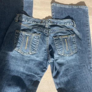 Fornarina jeans  - Modellen attitude från fornarina🫶🏼 innerben: 85 cm / midja: 35 rakt över, väldigt lågmidjade och i bootcut⭐️