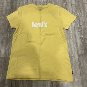 T-shirt - Levi’s t-Shirt använd 2 gånger. Normal i storlek och är i mycket bra skick! 