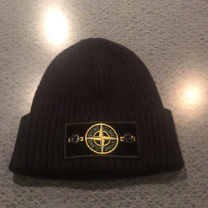 Stone island mössa - Svart skitsnygg stoneisland mössa, skick 9/10 lite använd💸