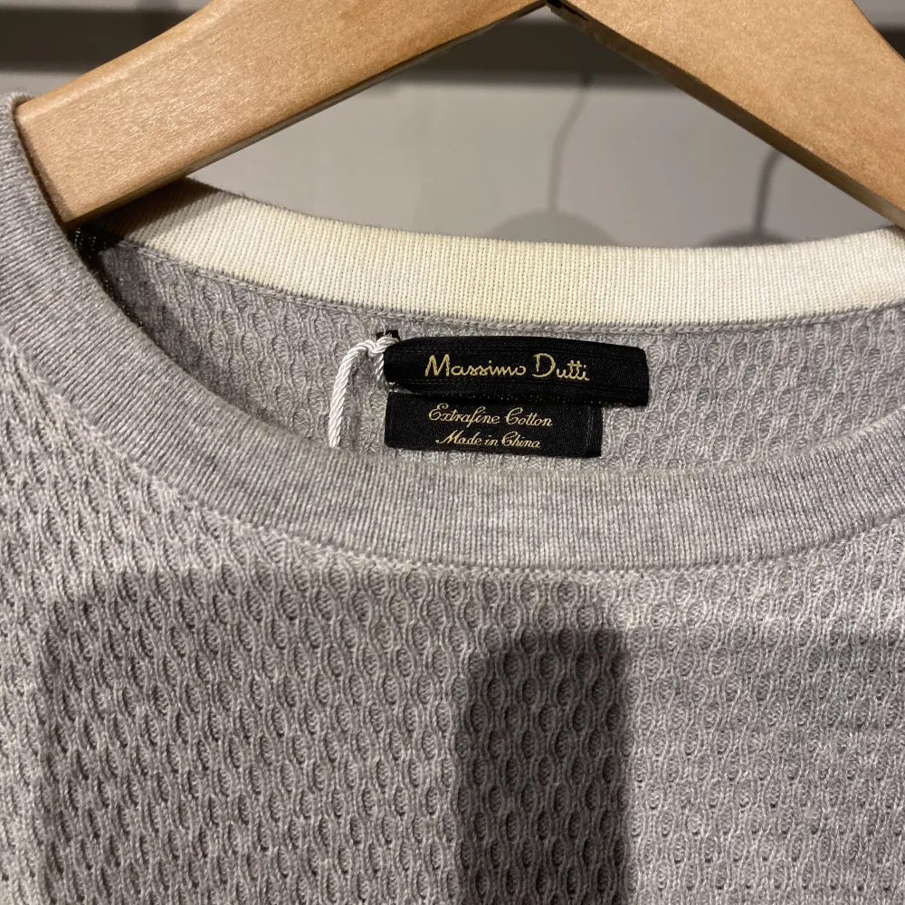 Säljer en sjukt fet Massimo Dutti tröja som är i helt NYSKICK. Använd en gång. Skick 10/10. Storlek S. Nypris: 1000kr, mitt pris: 349kr, prutbart! Kontakta vid intresse! MvH Liam. Tröjor & Koftor.