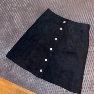 Svart kjol från hm - En jätte fin svart kjol från hm som tyvärr inte passar mig. ( köpte fel storlek) 