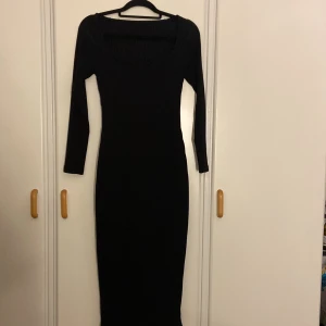 Lång klänning  - Säljer denna fina långa klänningen pga att den inte kommer till användning🫶🏼 den är i storlek xs och är endast använd 1 gång