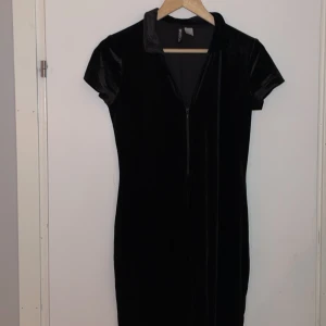Byxdress i velour - Byxdress från hm med långa ben och dragkedja 