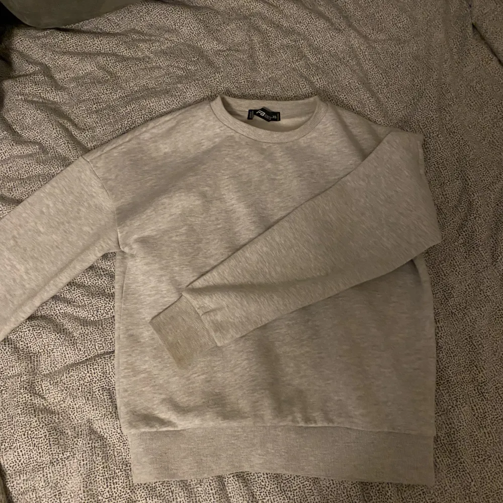 Säljer min gråa sweatshirt i storlek xxs men är som xs. Säljer pågrund av att den är för liten för mig🩷Andvänd ett fåtal gånger. Från newyorker, nypris 150kr🩷. Tröjor & Koftor.