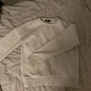 Säljer min gråa sweatshirt i storlek xxs men är som xs. Säljer pågrund av att den är för liten för mig🩷Andvänd ett fåtal gånger. Från newyorker, nypris 150kr🩷
