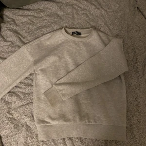 Grå sweatshirt - Säljer min gråa sweatshirt i storlek xxs men är som xs. Säljer pågrund av att den är för liten för mig🩷Andvänd ett fåtal gånger. Från newyorker, nypris 150kr🩷