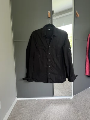 Cp Company overshirt - Säljer nu en mycket fin cp overshirt i nästintill nyskick! Pris är ej hugget i sten!  Vid funderingar är det bara att höra av sig!