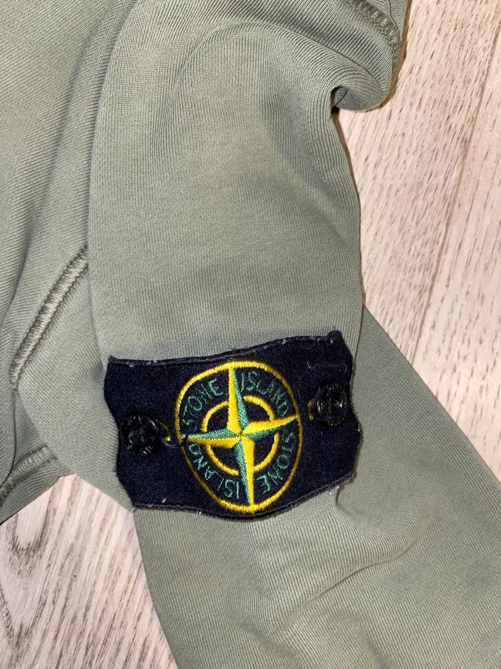 Stone Island Hoodie i storlek S. Använd ett fåtal gånger. Mycket bra skick. . Hoodies.