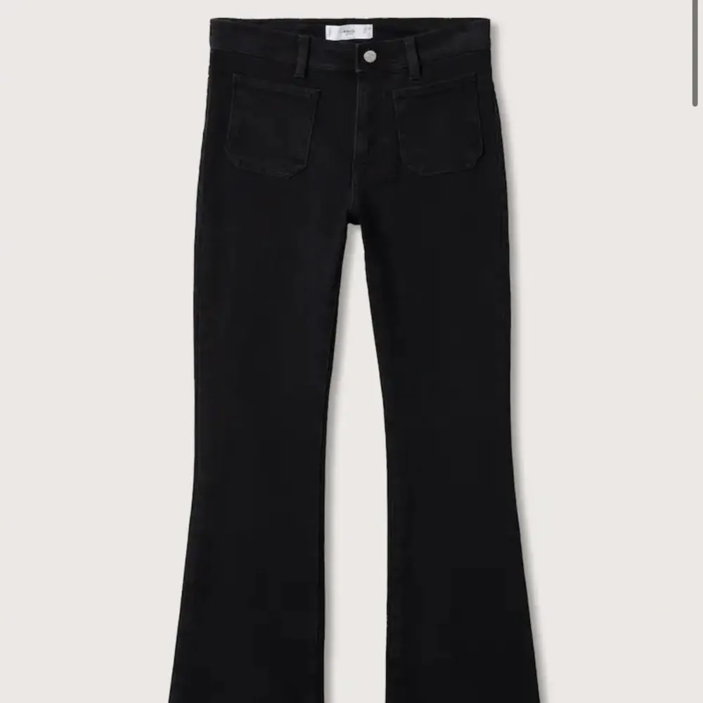 Utsvängda jeans från mango med fickor fram . Jeans & Byxor.