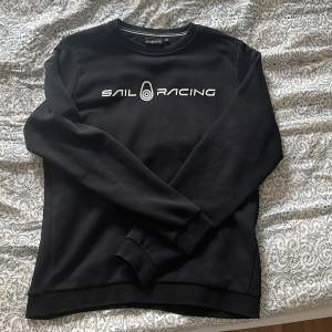 Svart Sail Racing Sweatshirt köptes för 600kr för 4 månader sen. Den är i perfekt skick. Den passar XS-S.