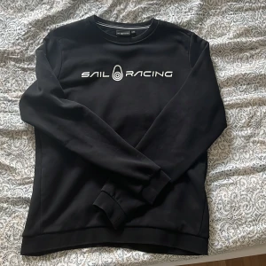 Sail Racing Sweatshirt  - Svart Sail Racing Sweatshirt köptes för 600kr för 4 månader sen. Den är i perfekt skick. Den passar XS-S.