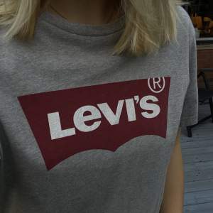 Levis  t-shirt i jätte fint skick nästan oanvänd. 