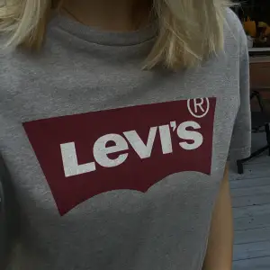 Levis  t-shirt i jätte fint skick nästan oanvänd. 