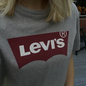 Levis t-shirt  - Levis  t-shirt i jätte fint skick nästan oanvänd. 