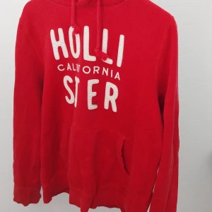 Hollister hoodie  - Hoodie från hollister den är tvättad men prova tvätta igen med wanish för att försöka få bort fläcken 