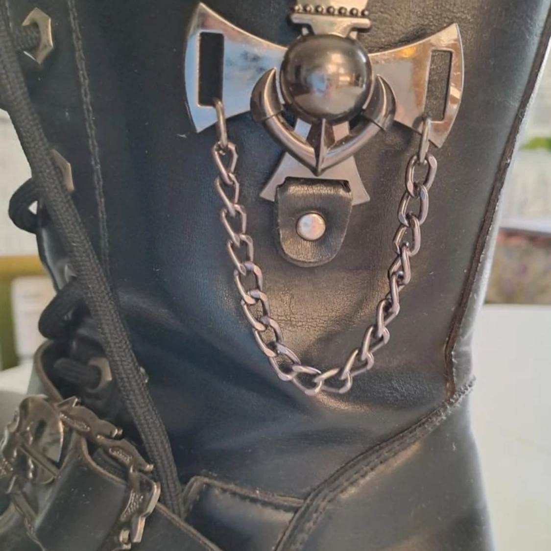 Riktigt coola kängor med dödskalle detalj på - 90