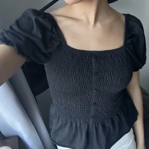 En söt smockad topp😍 - Säljer en söt smockad topp med puffärm💕