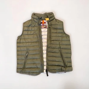 Parajumper grön dunväst - Grön parajumer dunväst. Västen är i size Large och använd cirka 3 gånger, inga fläckar eller skador på västen, så gott som ny. 9,5/10 condition.  Nypris kostar västen 3000 kr, jag säljer nu den för 1199 kr. Skriv meddelande vid minsta intresse.