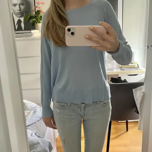 Stickad baströja - Säljer denna ljusblå baströja från zara🩵köpt 2020 knappt använd! Slits vid sidorna! SÅ SKÖN