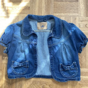 Jeansbolero - En jättefin jeansbolero i bra skick. Medium men passar oxå S