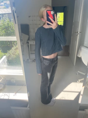 Grå tröja från Zara - Jättefin grå tröja från zara. Säljer på grund av att den inte kommer till användning. Storlek S men passar även storlek XS. Jättebra skick❣️