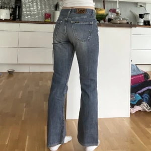 bootcut lee jeans! - Superfina blåa lee jeans, hittar ingen storlek men passar mig som bär ca 26-27W / 36 / Small!  Köpta på plick och första bilden är lånad. Benet är uppsprättat, så det passar mig som ca 168!  Liten defekt på högra knäet. Skriv för fler bilder eller mått! 🫶