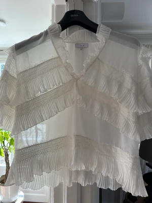 Iro blus - Vit Iro blus i mycket fint skick. Stl 38