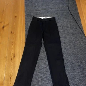 dickies byxor - säljer mina dickies byxor då jag ej använder dem💗 de är använda ett fåtal gånger och köpte dem i juni förra året