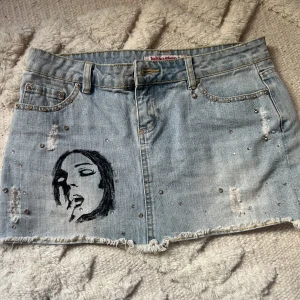 Jeanskjol - Intressekoll på denna såååå snygga unika kjol. Kollar intresset för att den är för   stor på mig så kollar vad jag kan få för den. Stolek s❤️❤️🫶🏼🫶🏼🫶🏼