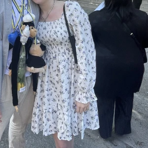 Blommig klänning  - Sååå söt klänning i storlek S/36 säljes!! Nyskick ! 