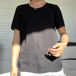 Svart t-shirt - Fint skick, finare tyg (syns på bild) 