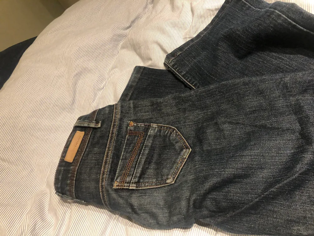 Bootcut jeans köpta på Humana i Tyskland. Skitsnygg och sköna men tyvärr inte min stil längre. Skriv till mig om ni vill ha fler bilder på dem💕💕. Jeans & Byxor.