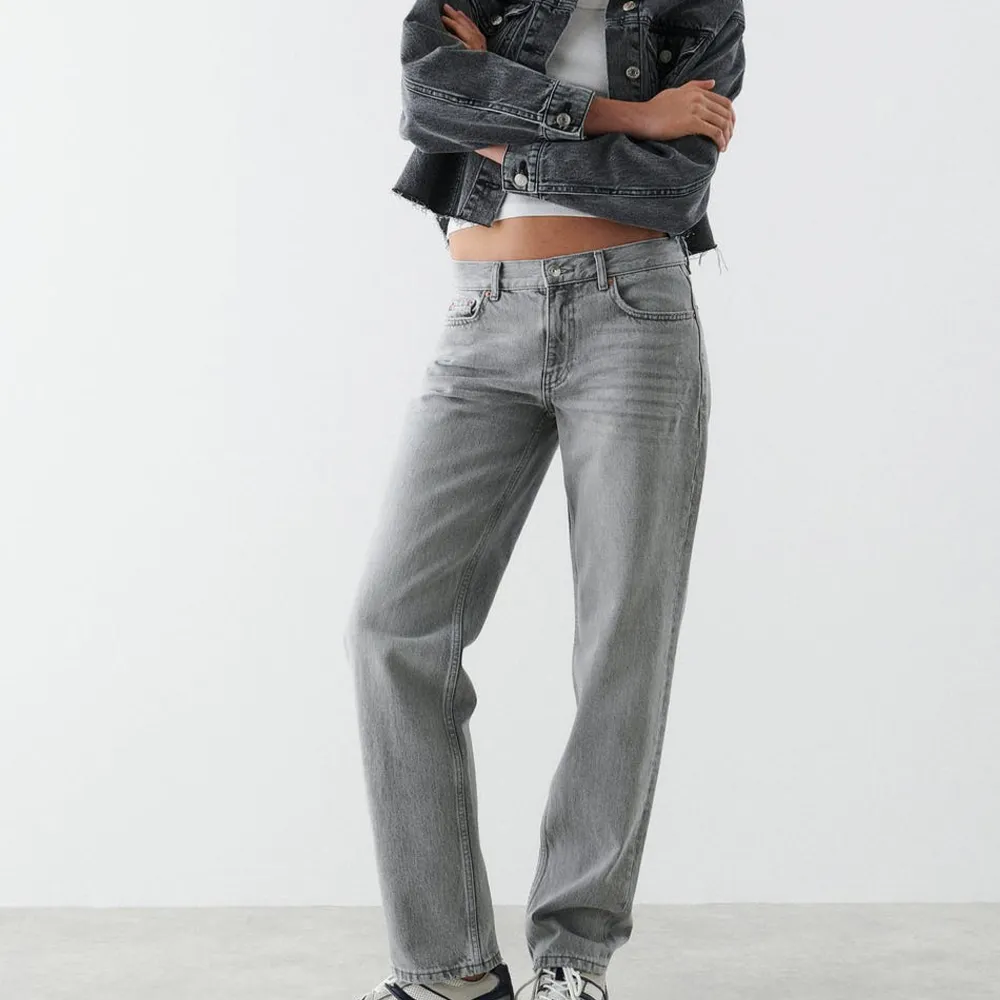 Gråa lowwaist/midwaist jeans!🩶🩶Storlek: 34 Innebenslängd ≈83cm!. Jeans & Byxor.
