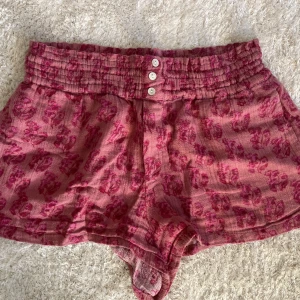 Slutsålda shorts - Slutsålda shorts från Zara! Så sköna och unika💘💋(sista bilden är lånad från tjejen jag köpte av)
