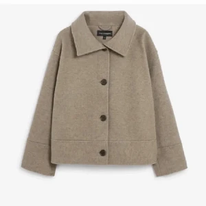 Kappahl kappa - Säljer nu den populära kappan från Kappahl som är slutsåld, den är i storlek M men passar mig som brukar ha xs s vanligtvis🥰Skrih privat för fler bilder eller frågor💕