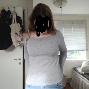 Grå tröja - Jättefin grå långärmad tröja. Nyskick. Storlek L men sitter som en M eller större S. Fri frakt🥰