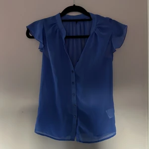 Blå blus😍 - Jätte fin blå blus aldrig använd av mig men köpt på loppis dom sa att den knappt var använd från vero Moda🥰tyvär för liten