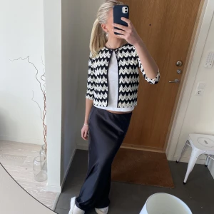 Kofta - Såå söt trekvartsärmad kofta från Esprit, mönstret påminner om missoni🥰 Aldrig använd 