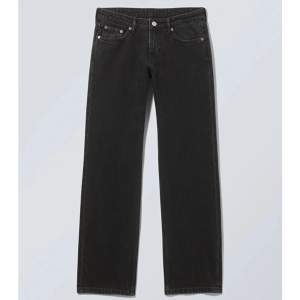 Säljer mina grå/svarta  Arrow jeans ifrån weekday! Sparsamt använda och är i väldigt bra skick! Köpta för 590 säljer för 300, säljer likadana fast i blått också💕pris kan alltid diskuteras. Färgen heter tuned black!💓
