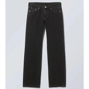 Jeans  - Säljer mina grå/svarta  Arrow jeans ifrån weekday! Sparsamt använda och är i väldigt bra skick! Köpta för 590 säljer för 300, säljer likadana fast i blått också💕pris kan alltid diskuteras. Färgen heter tuned black!💓