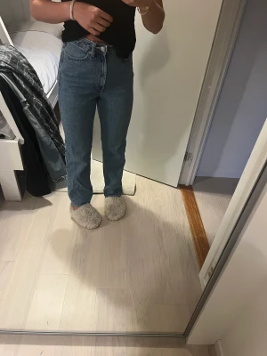 Blåa Weekday jeans - Blåa Weekday jeans i modellen Rowe. 25/30. Litet hål i fickan annars fint skick. 