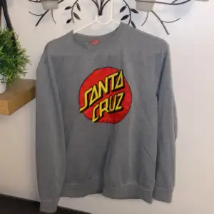 Grå santacruz hoodie/sweatshirt, sorlek M, knappast nått slitage på märket eller övrigt, knappast använd 💗