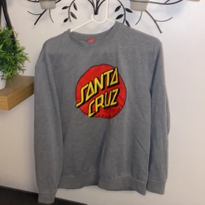 Santa Cruz  - Grå santacruz hoodie/sweatshirt, sorlek M, knappast nått slitage på märket eller övrigt, knappast använd 💗